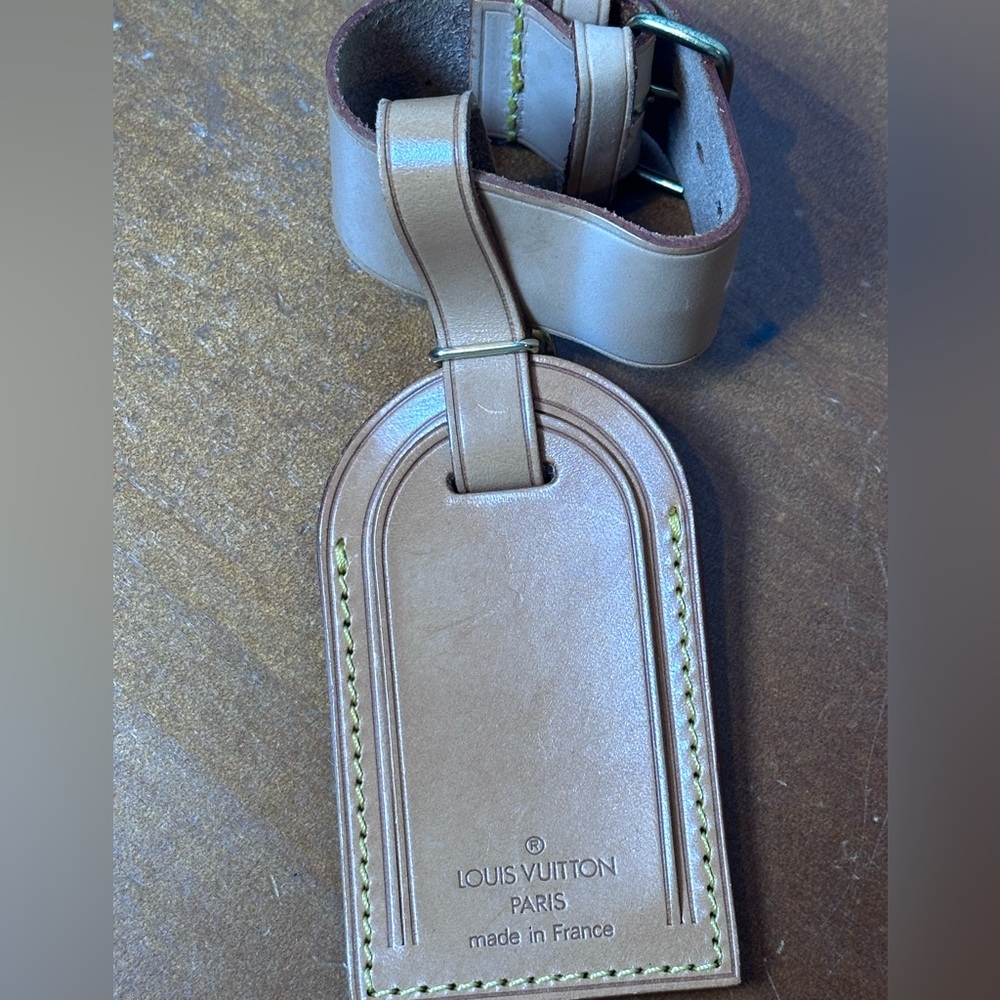 Authentic Louis Vuitton Beige Leather
Name Tag & Poignet set - Picture 10 of 12
